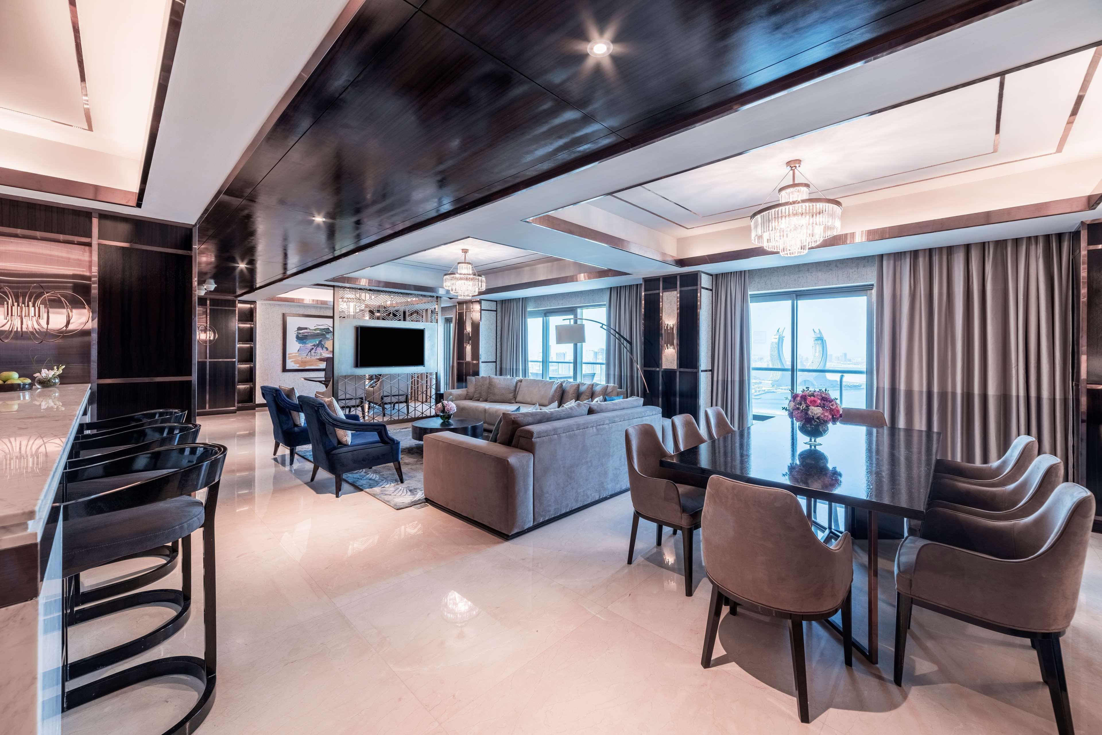Hilton Doha The Pearl Hotell Eksteriør bilde The interior of a suite on board the World Navigator