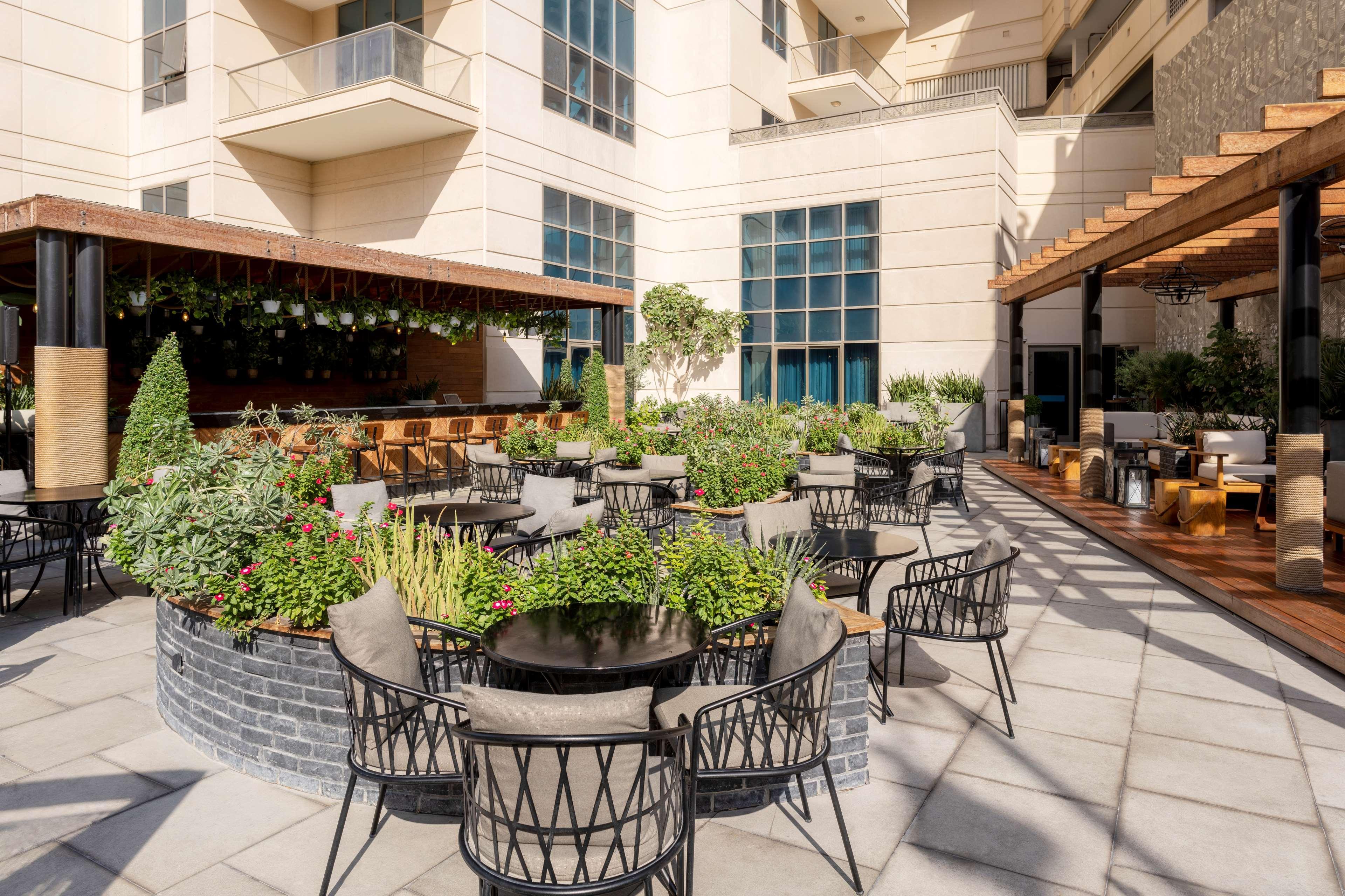 Hilton Doha The Pearl Hotell Eksteriør bilde The courtyard at the hotel