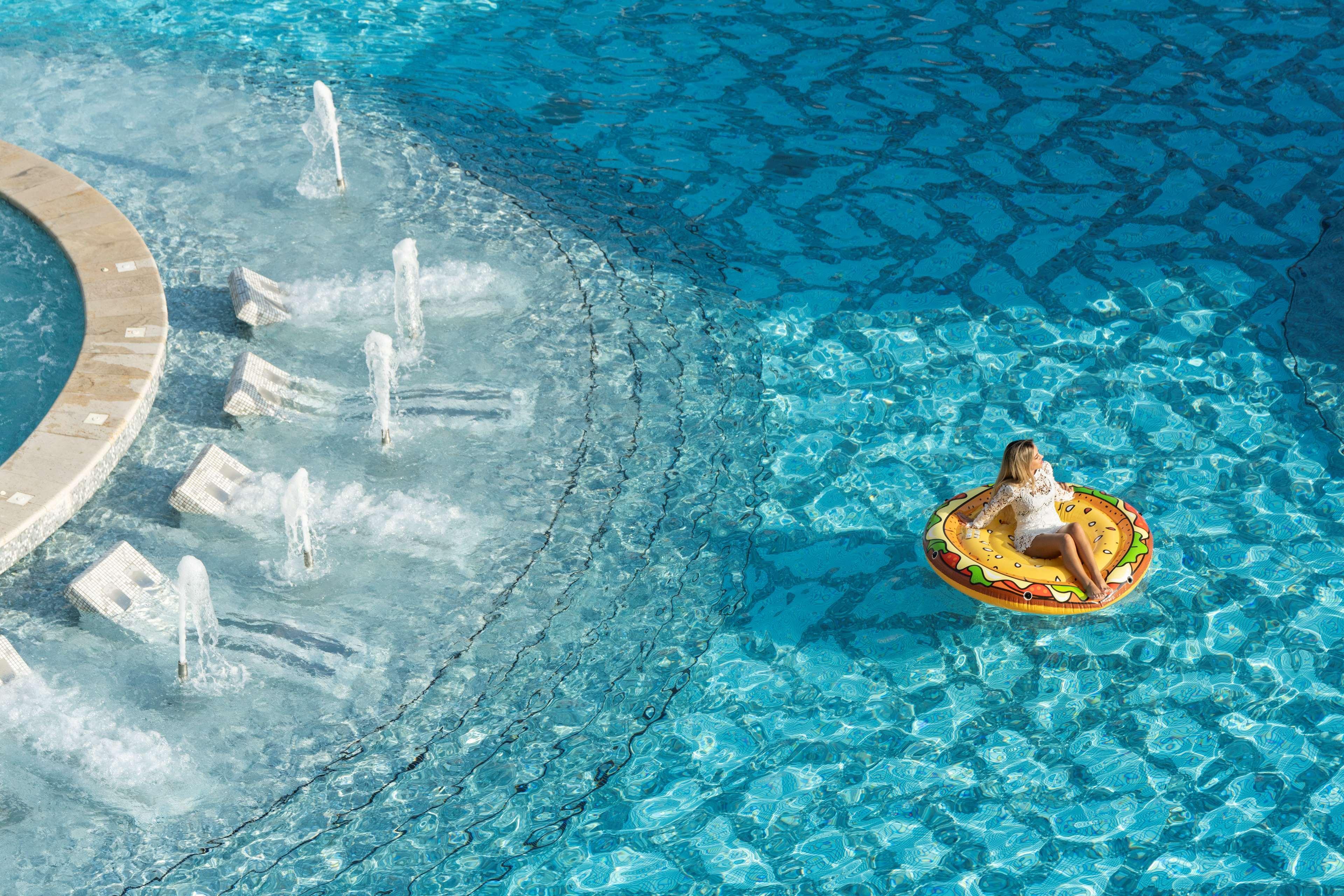Hilton Doha The Pearl Hotell Eksteriør bilde A woman on a hamburger float