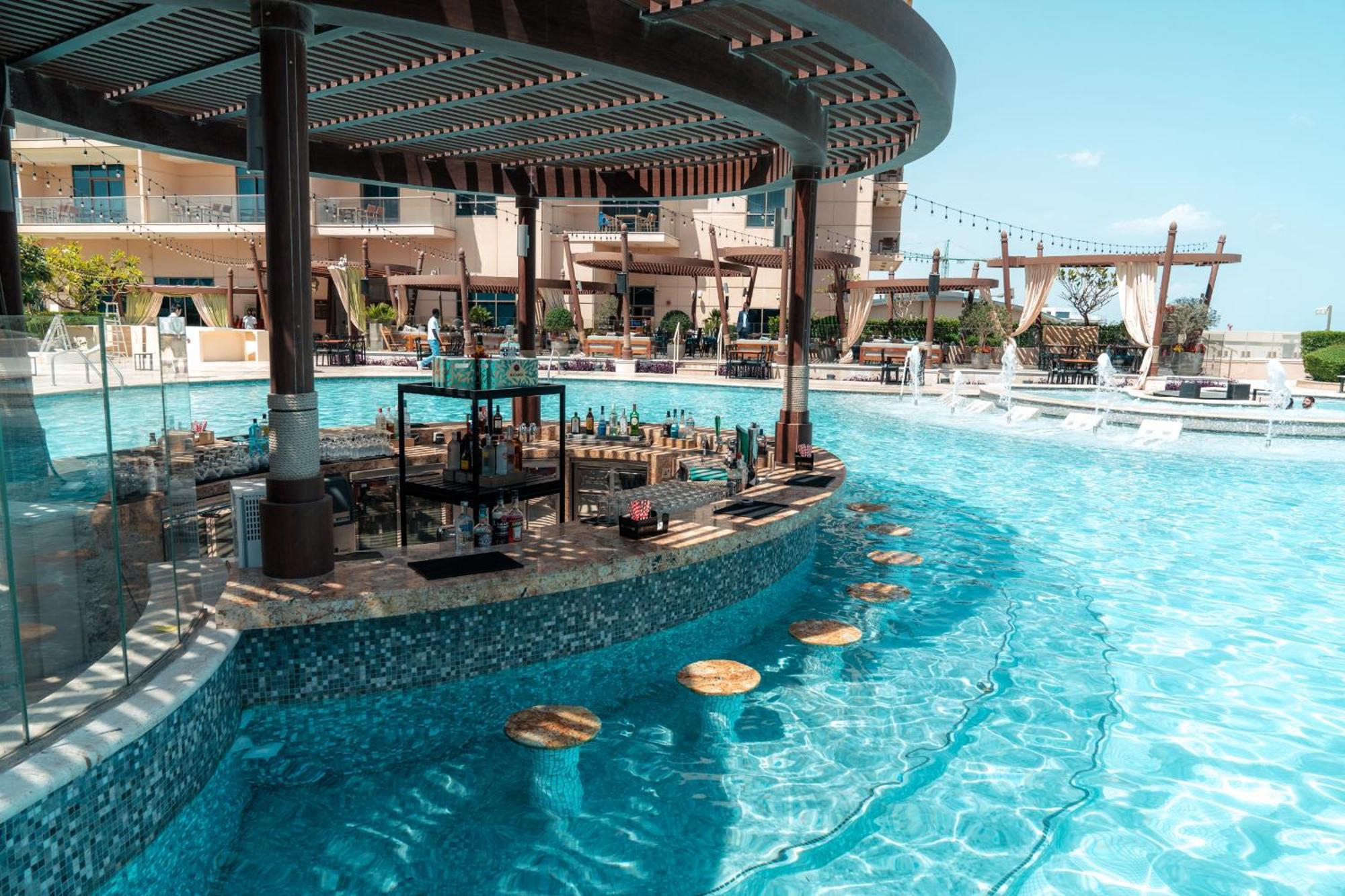 Hilton Doha The Pearl Hotell Eksteriør bilde The swimming pool at the Hard Rock Hotel